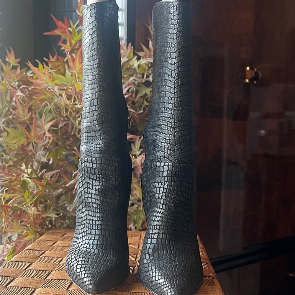 Elegant Vince Camuto Black Textured Women's Boots